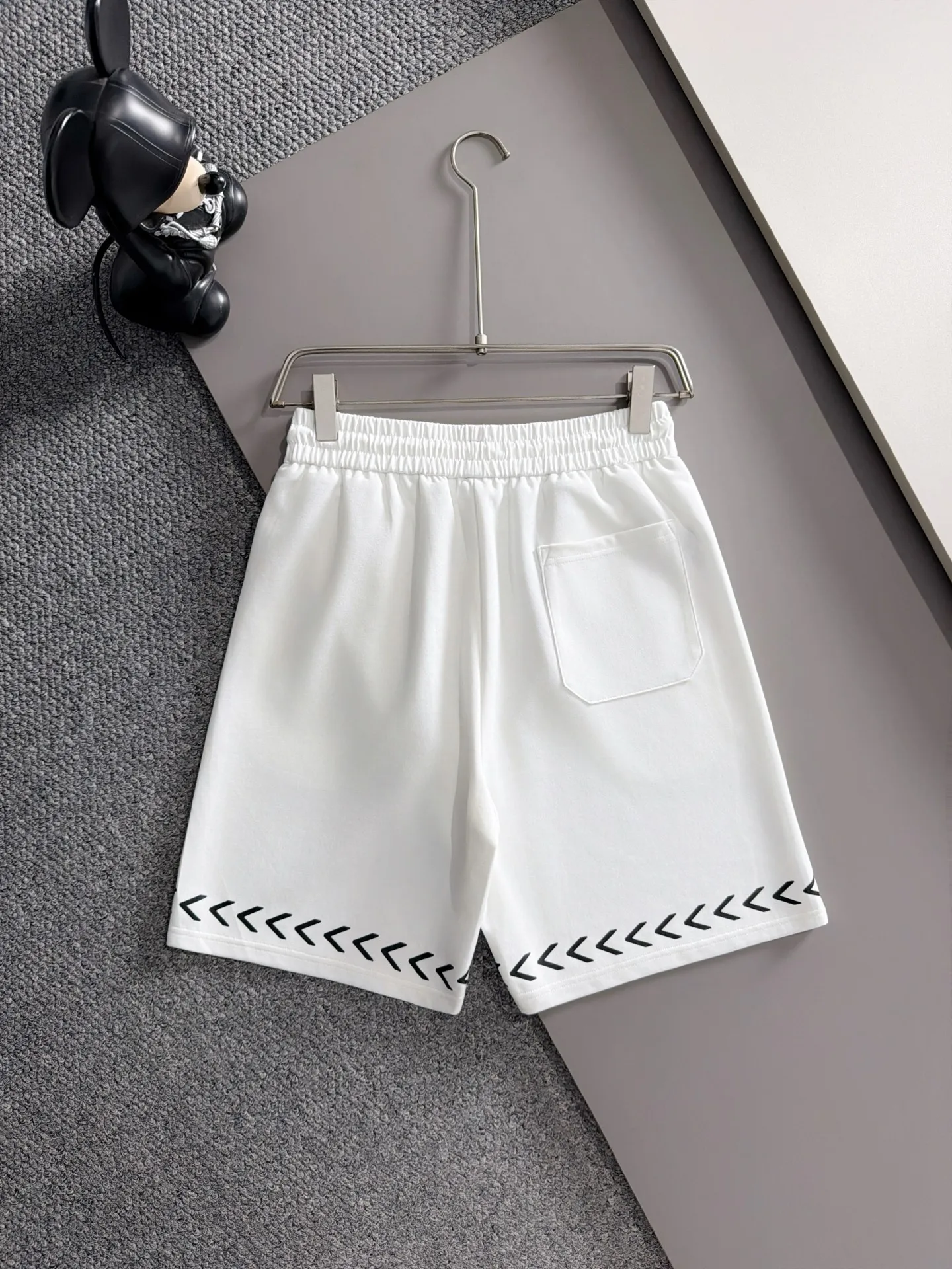 LOEWE, 2026ss spring and summer New Arrival casual short-sleeved shorts suit, Premium version! The custom-made fabric Breathable in the counter has high comfort, impeccable details, and brand element design concept, reflecting high quality. It feels delicate and soft! It presents a casual cut and the upper body shape is great! Sizes:M-3XL